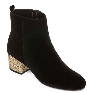 Liz Claiborne black boot size 6.5